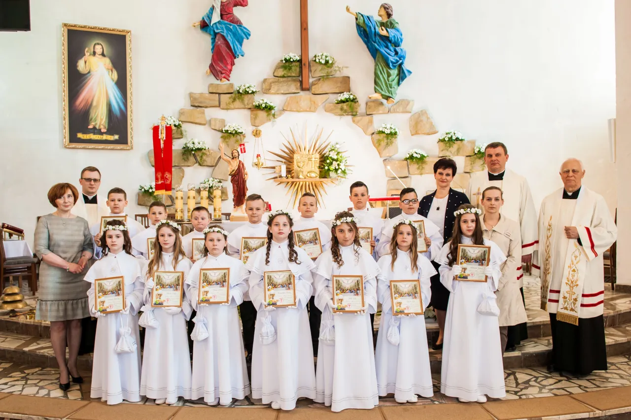 dzieci pierwsza komunia święta kościół