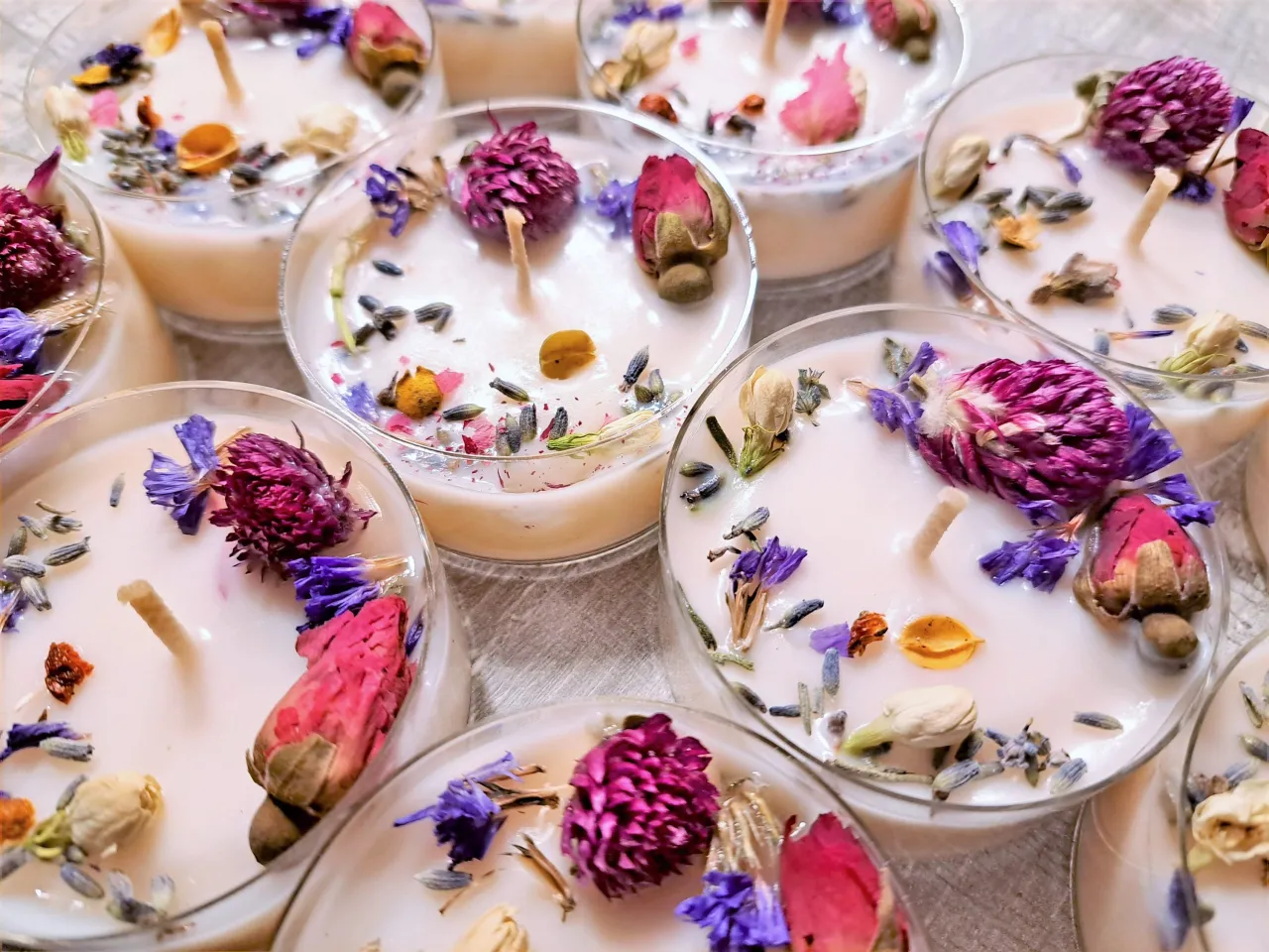 dekorowane świece sojowe suszone kwiaty