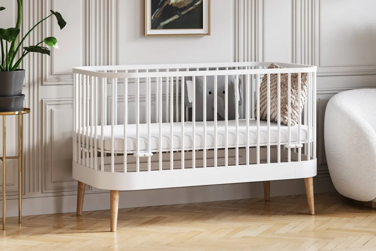 Puste ł&oacute;żeczko niemowlęce z materacem