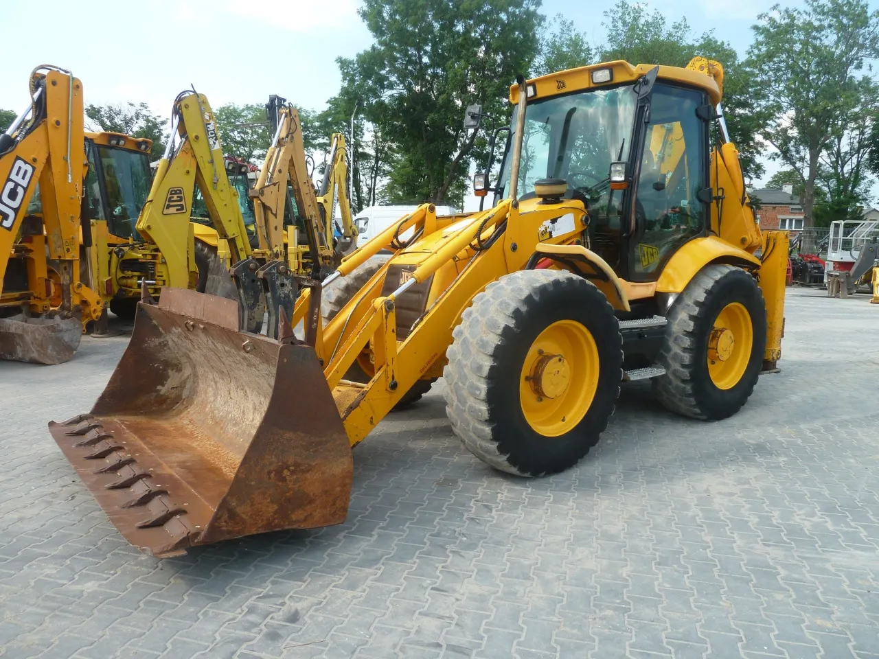 Używane koparko-ładowarki JCB Caterpillar Case