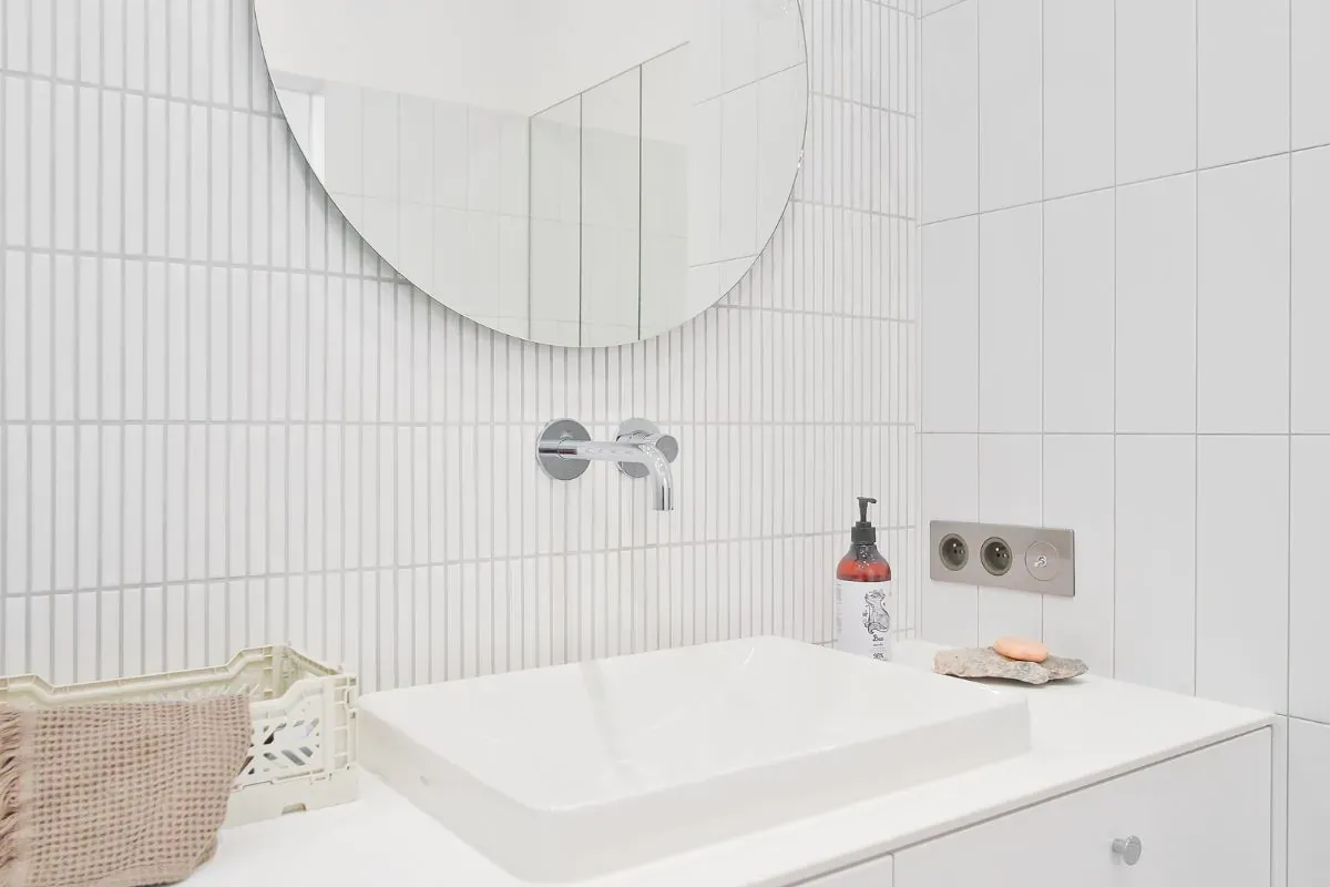 Zaniedbane płytki łazienkowe z osadem i pleśnią