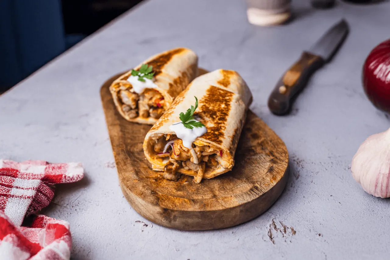 Dwa pyszne kebaby w tortilli, idealne na szybki obiad. Zobacz, jak zrobić kebab w tortilli krok po kroku!