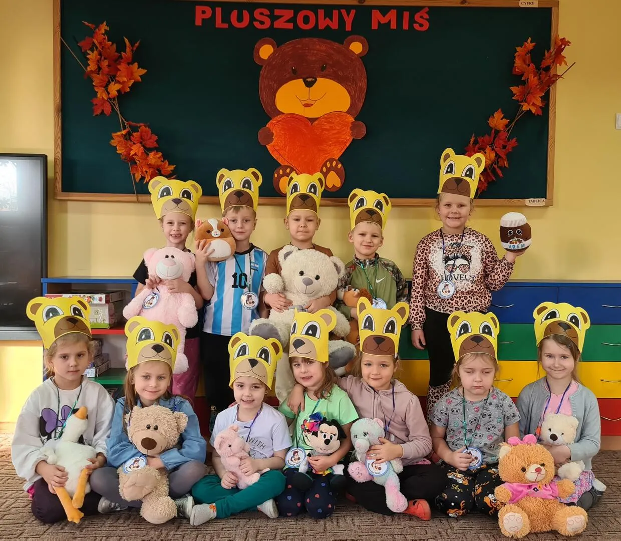 dzieci w przedszkolu pluszowe misie święto