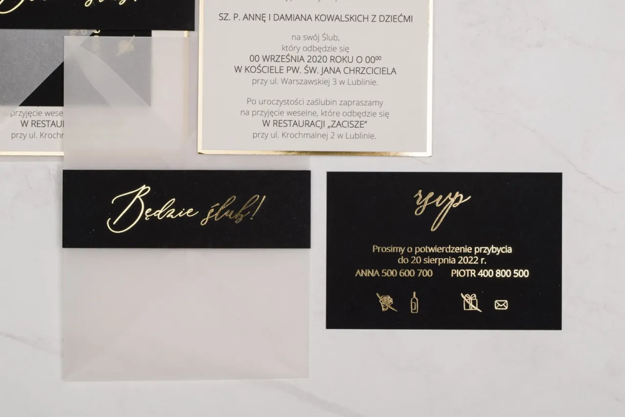 Zbliżenie na fragment zaproszenia z sekcją RSVP i datą