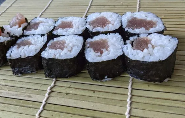 rozpadające się sushi przy krojeniu