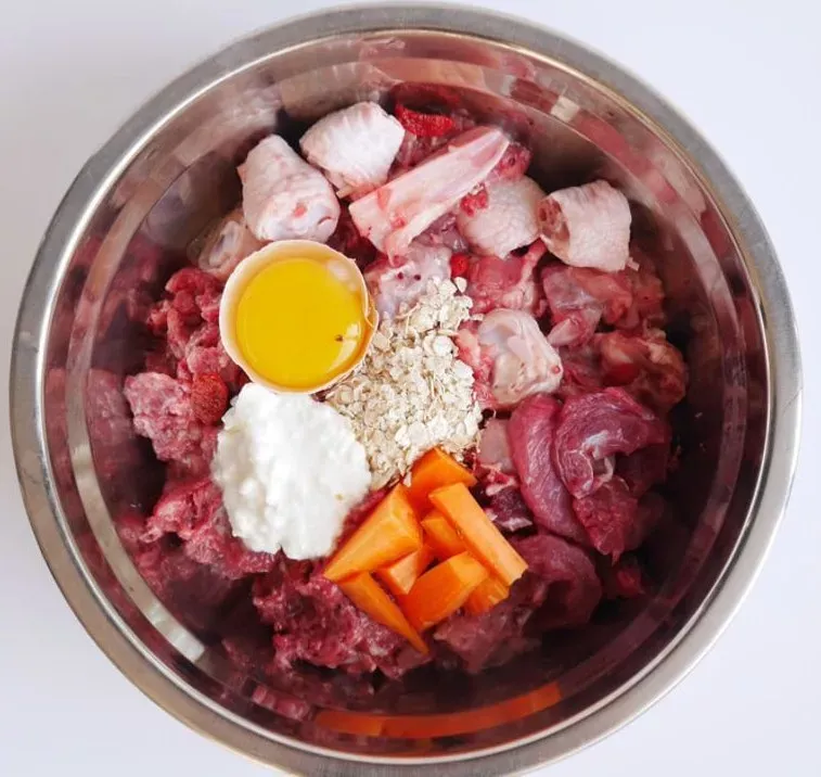 Porównanie suchej karmy i składników BARF