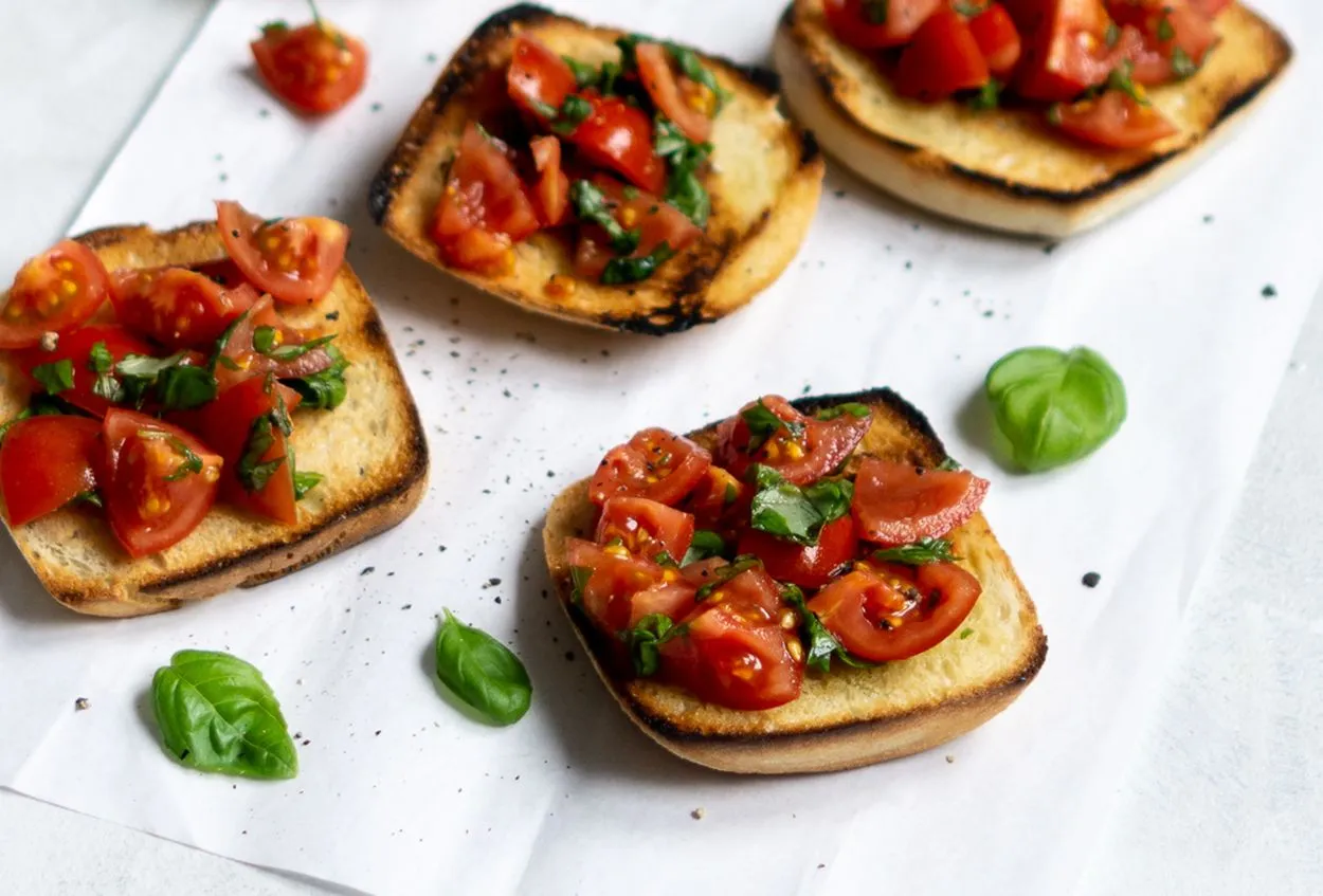 Eleganckie przystawki na walentynki, krewetki czosnkowe, bruschetta z pomidorami