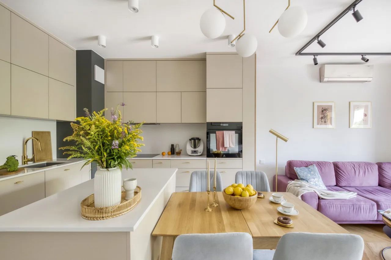 Beżowa kuchnia z drewnianym blatem inspiracje