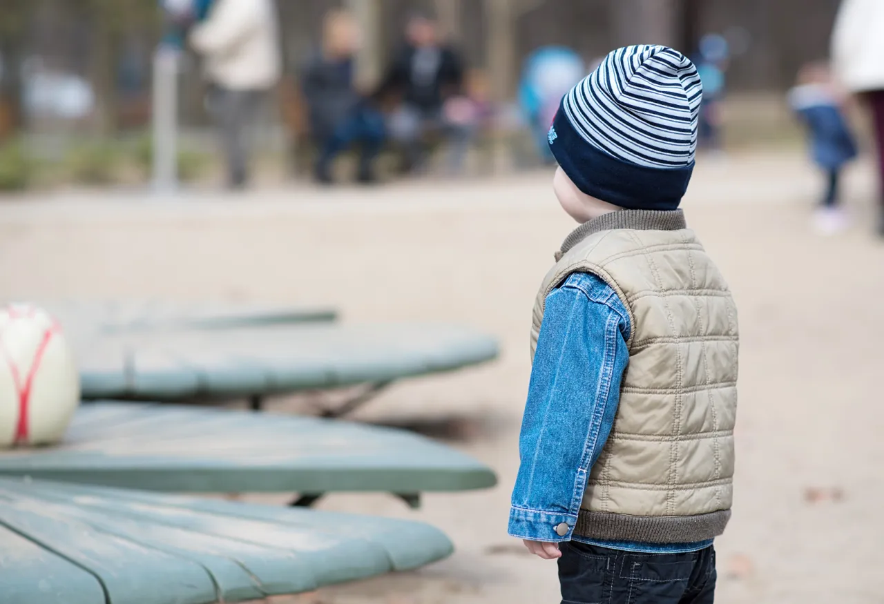 chłopiec w kurtce przejściowej biega na dworze