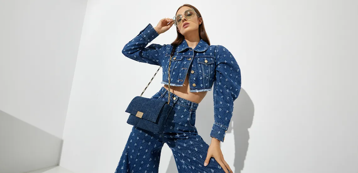 Stylizacje jeans total look różne odcienie denimu