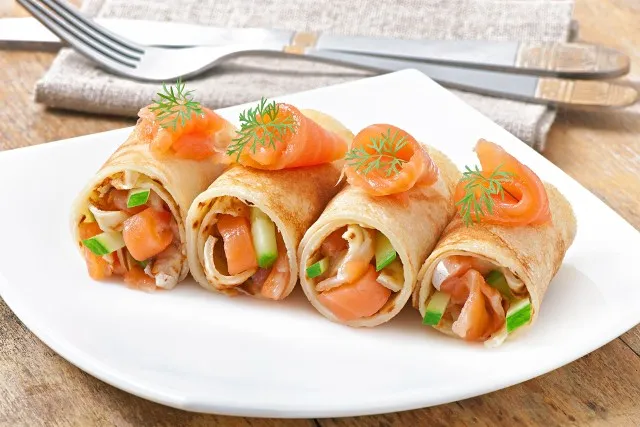 apetyczne wytrawne naleśniki na talerzu