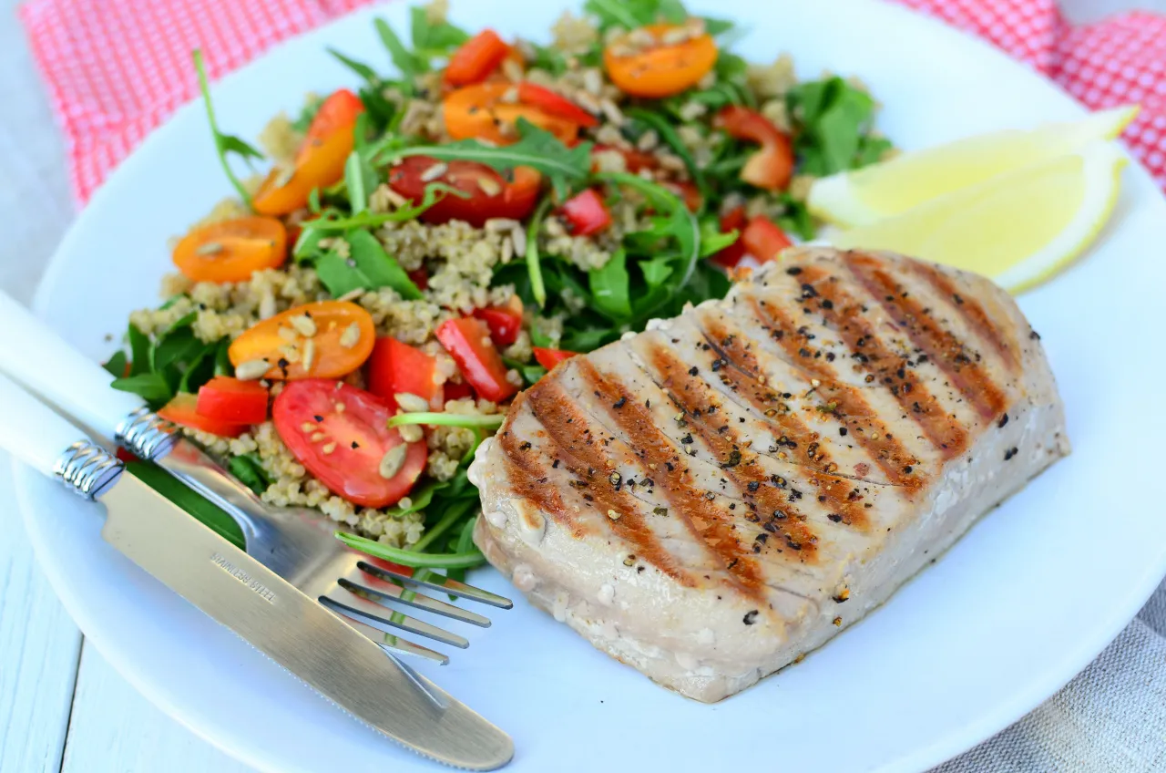 Ryba z grilla z letnią sałatką