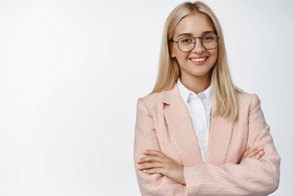osoba w stroju biznesowym uśmiechnięta na białym tle do CV