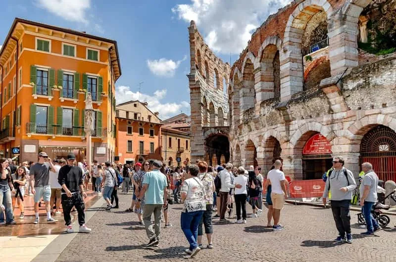 Arena di Verona, Piazza Bra, Via Mazzini