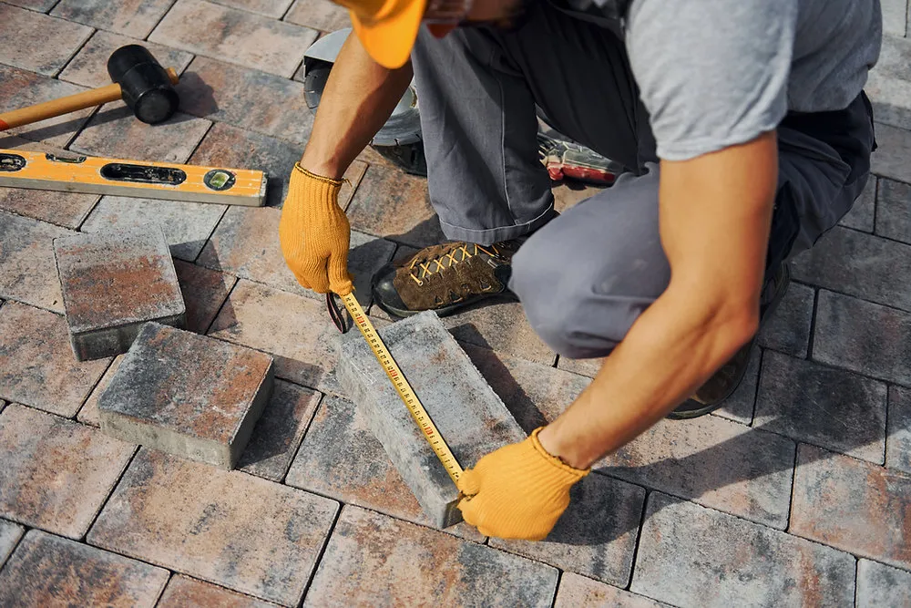 Zdjęcie Ile waży jedna kostka brukowa? Odkryj różnice w materiałach i wymiarach