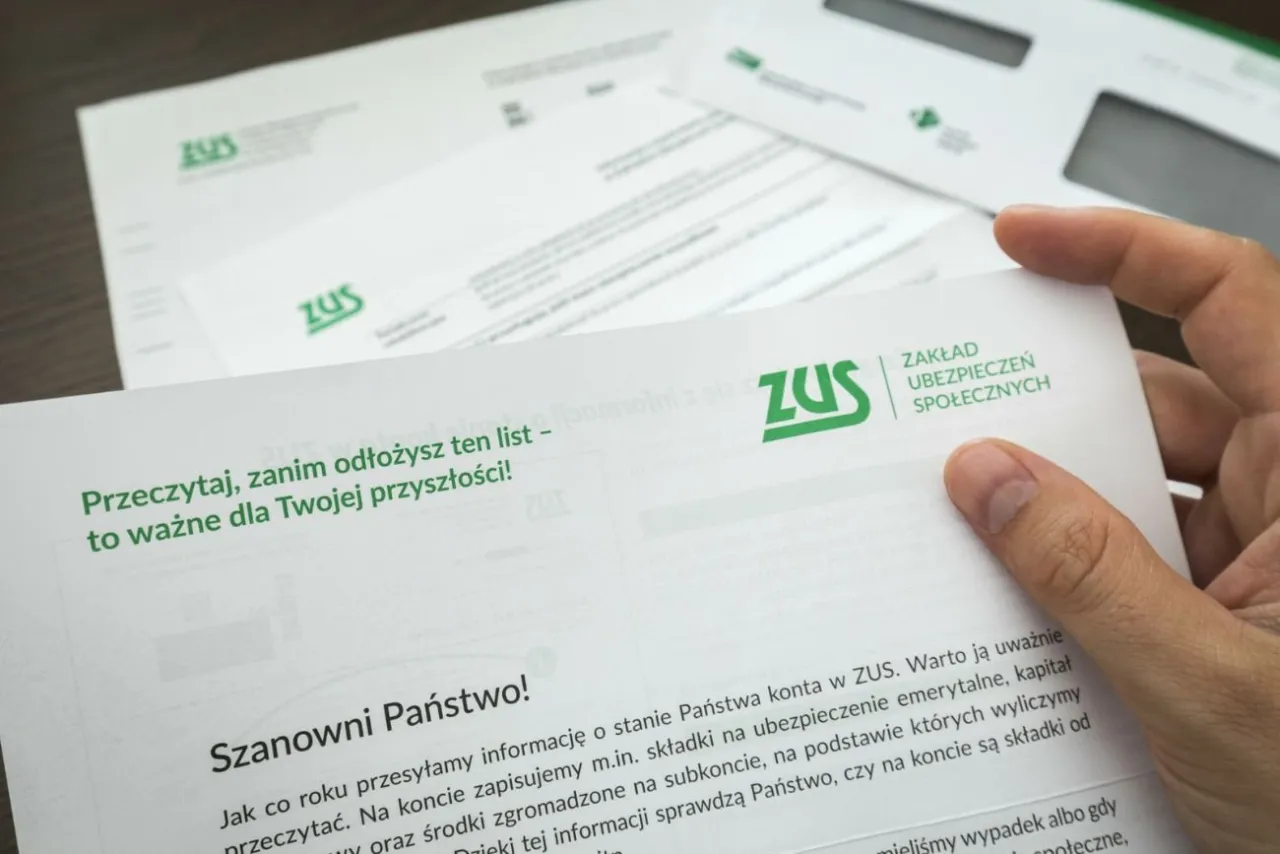 Dłoń trzyma pismo z ZUS. Czy warto chorować, zanim osiągnie się wiek emerytalny? Sprawdź stan konta.