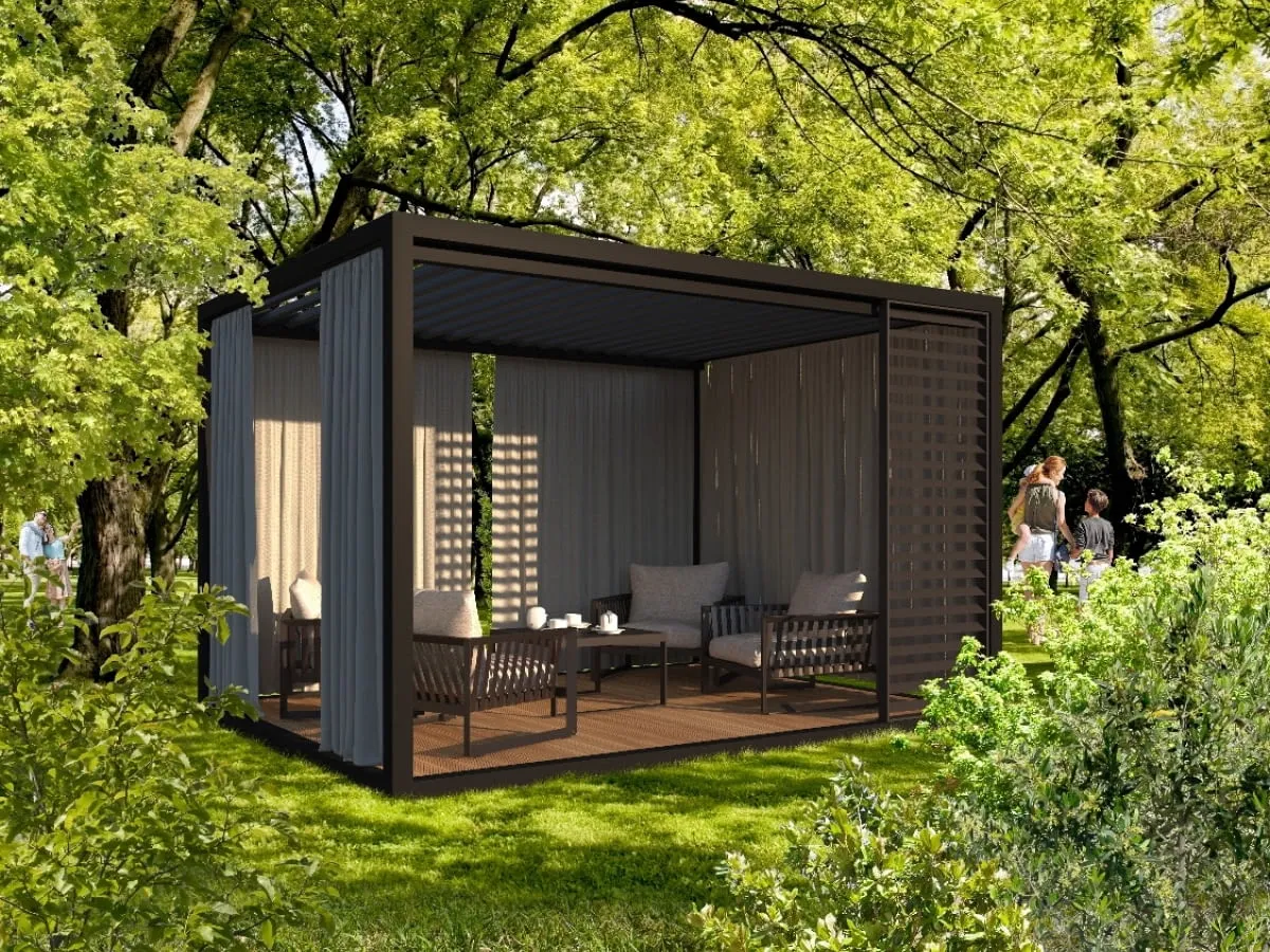 Nowoczesna, ciemna pergola metalowa z zasłonami i meblami wypoczynkowymi w ogrodzie. Rodzina spaceruje w tle.