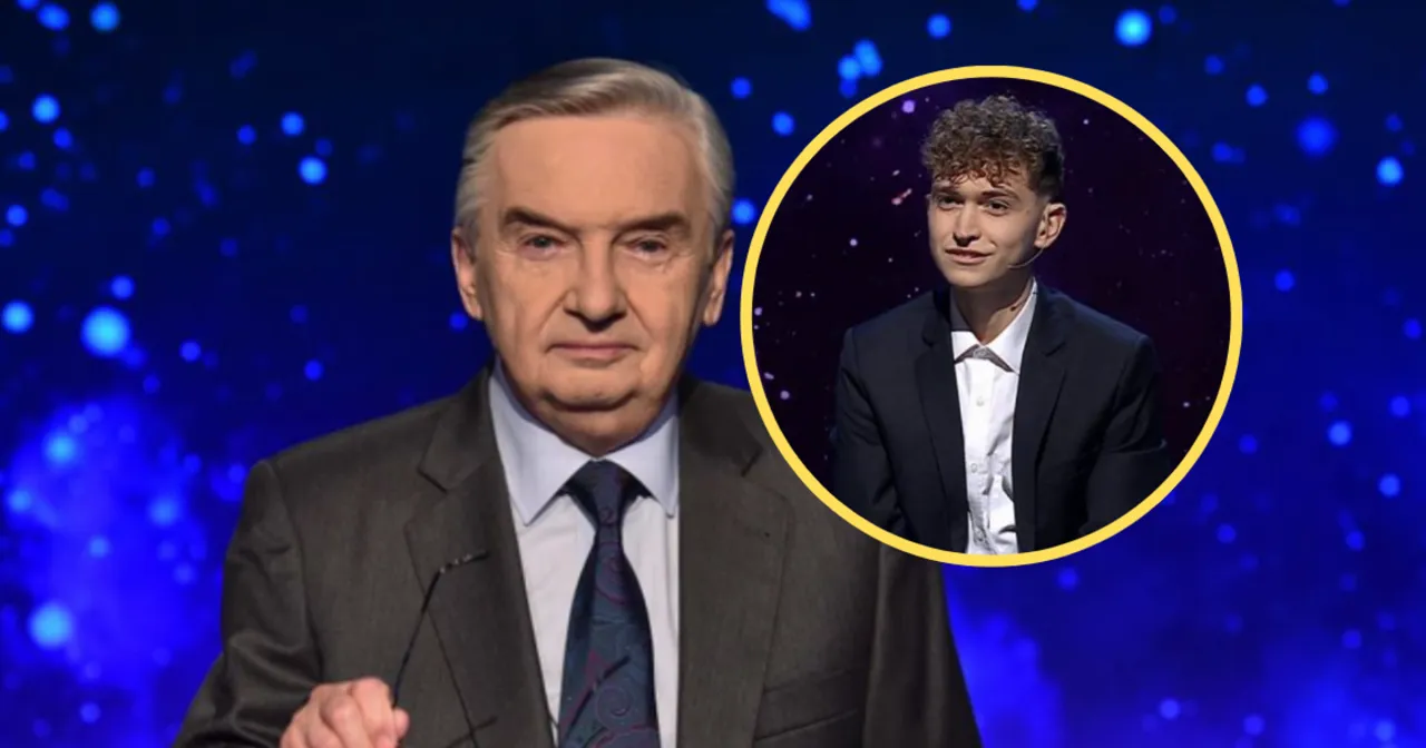 Tadeusz Sznuk, jak się nazywa prowadzący Jeden z dziesięciu, na tle niebieskiej sceny z błyszczącymi kropkami. Obok niego młody uczestnik w okręgu.