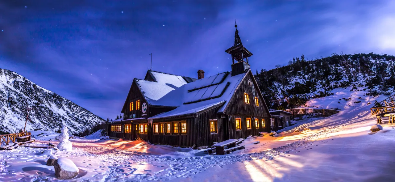 Zimowy krajobraz Karkonoszy ze szlakami