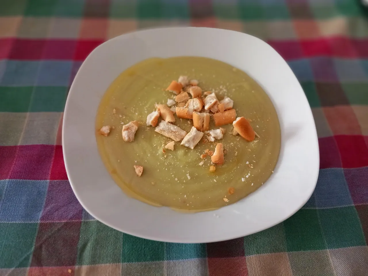 Minestra broccoletti e patate impiattata con crostini