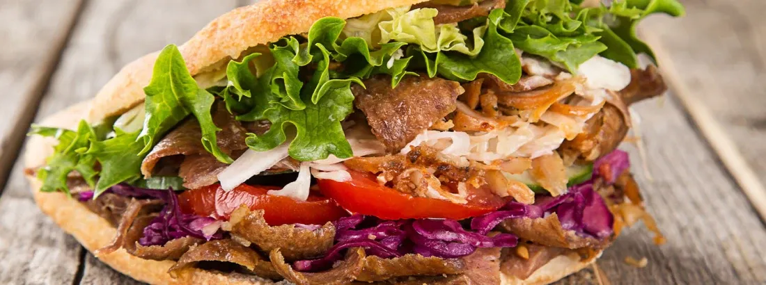 różne rodzaje kebaba w bułce i tortilli