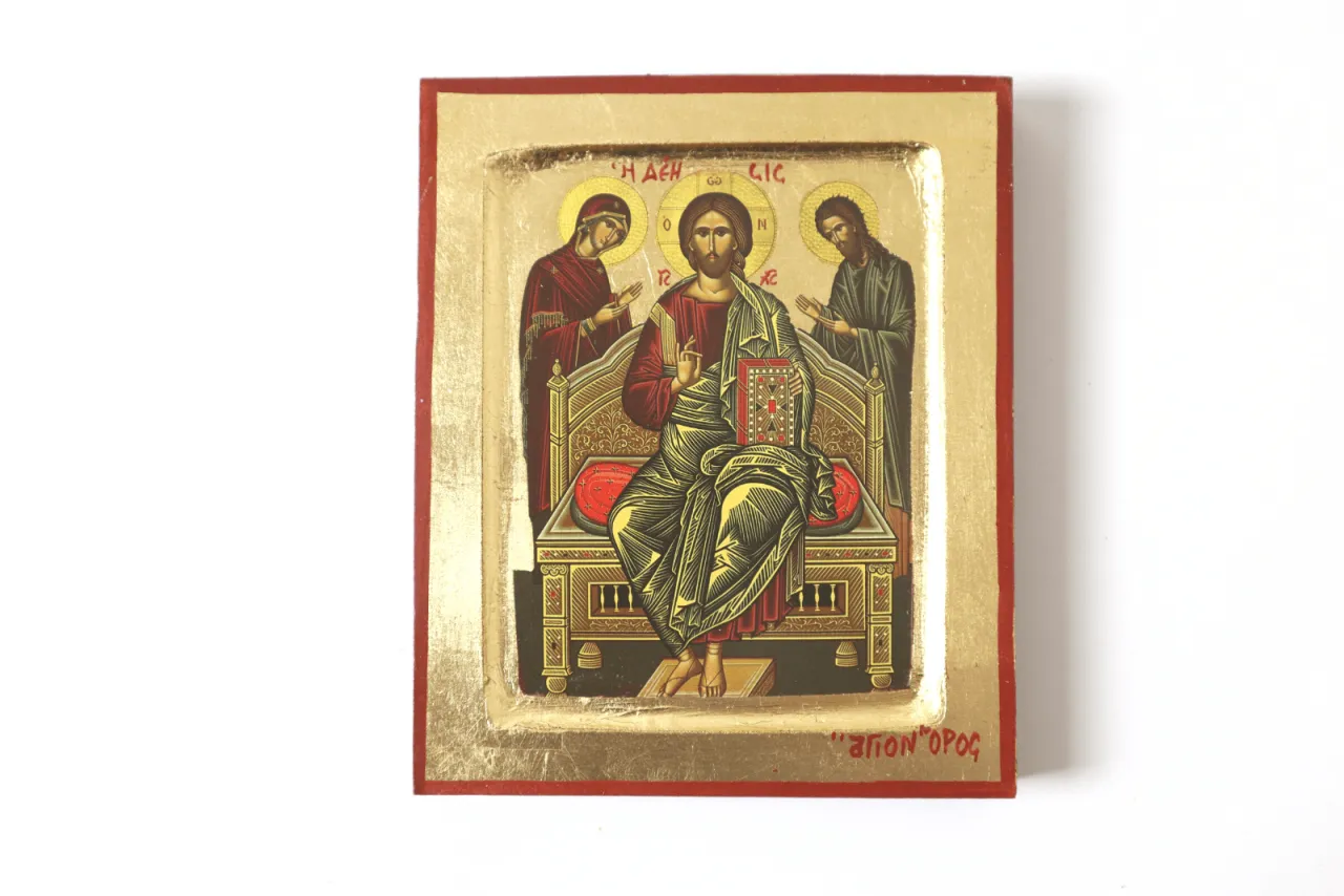 Ikona przedstawia motyw Deesis: Chrystus tronujący między Matką Bożą a św. Janem Chrzcicielem, wzywających do miłosierdzia.