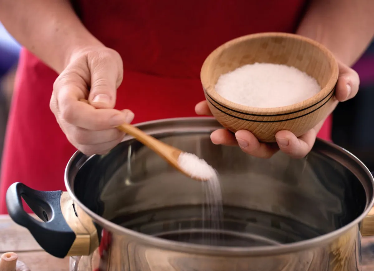 gotująca się woda w garnku z solą