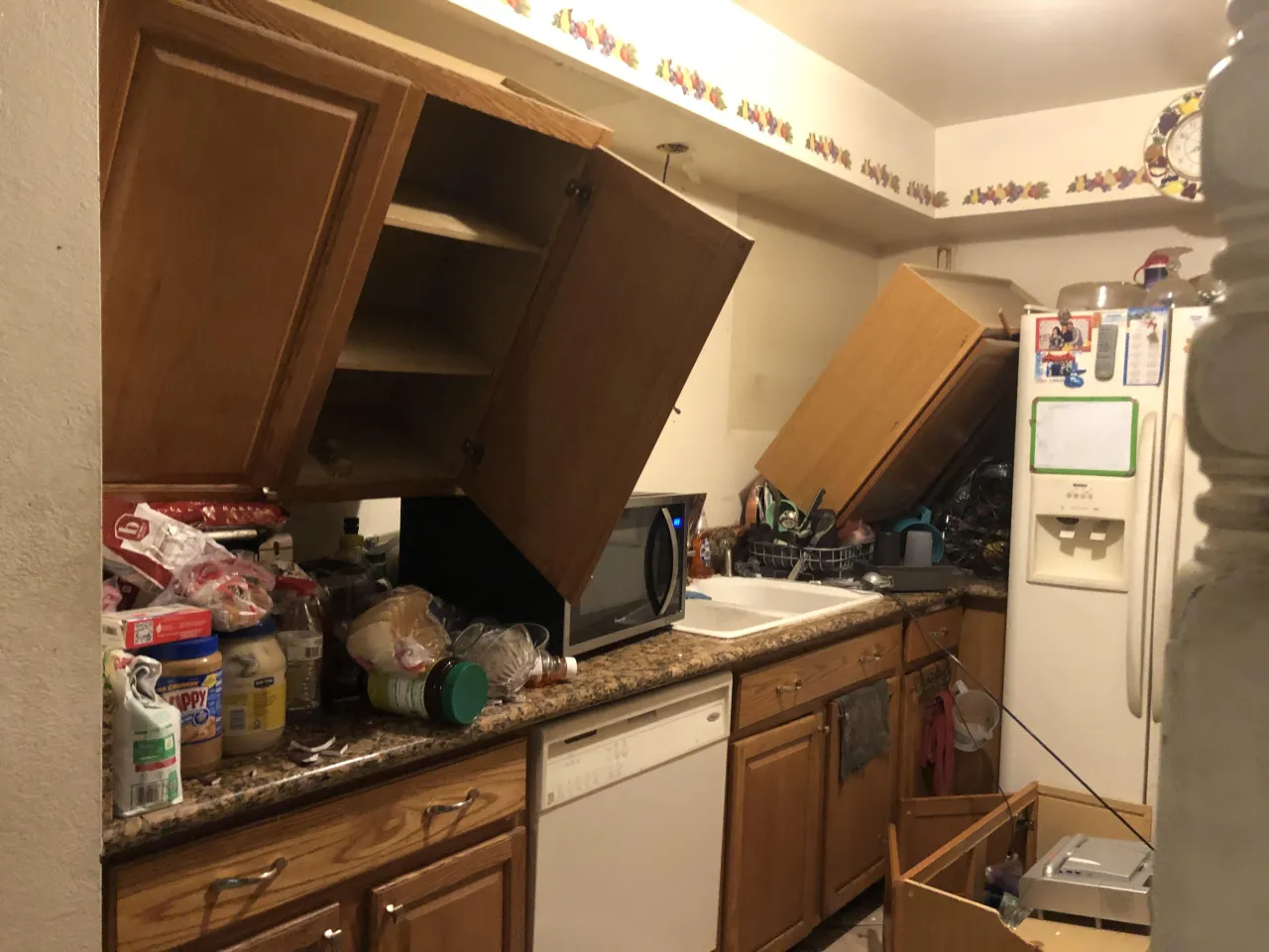 spadająca szafka kuchenna uszkodzona ściana