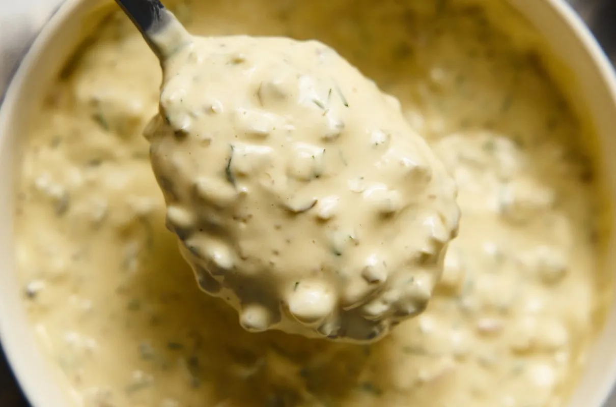 Sos słodko-kwaśny w miseczce z kawałkami kurczaka