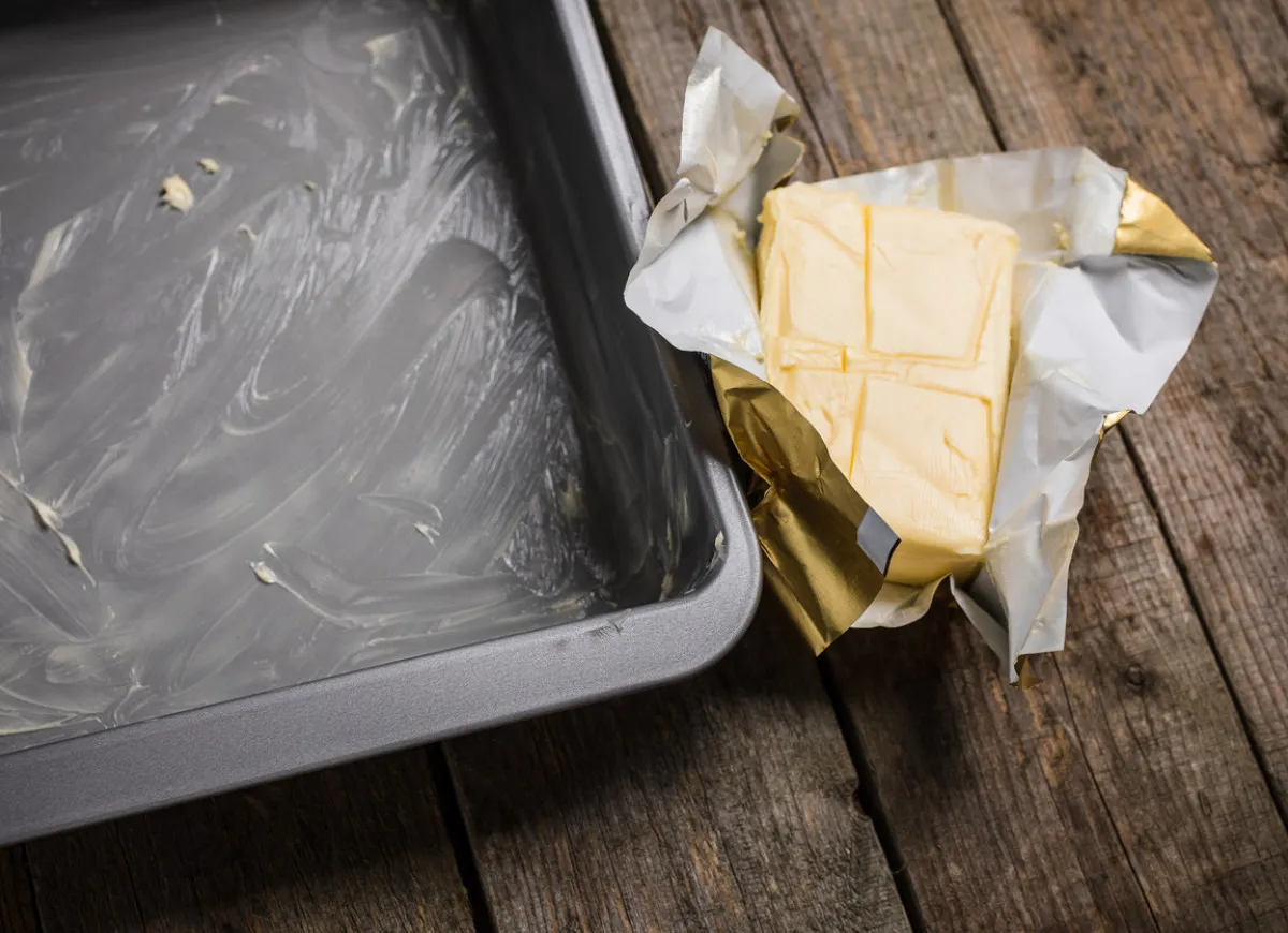 natłuszczanie blachy do pieczenia bułką tartą