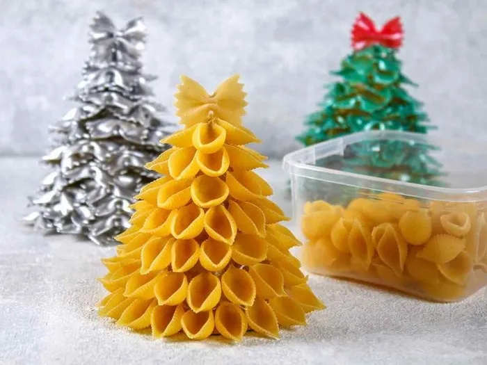 dziecko robiące ozdoby świąteczne z makaronu lub masy solnej