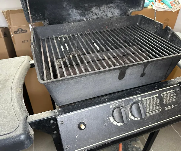 zdjęcia używanych grilli gazowych i węglowych obok siebie