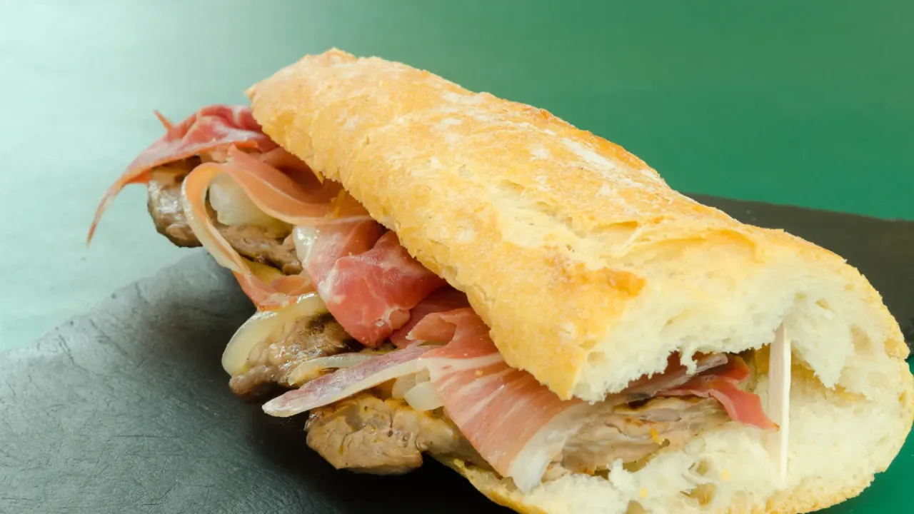 Variedad de bocadillos t&iacute;picos valencianos chivito brascada