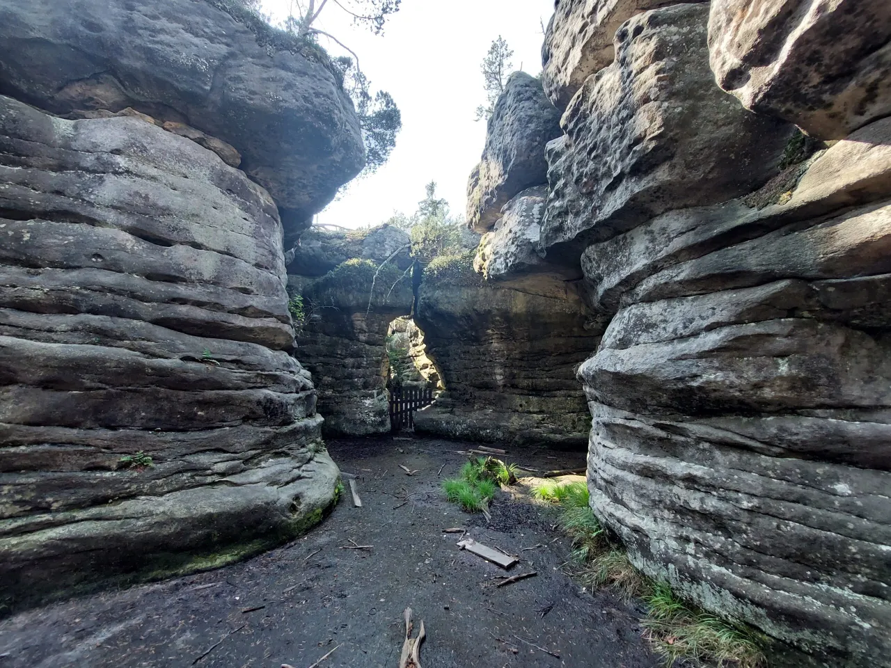 Skalne labirynty w okolicach Polanicy Zdr&oacute;j, przypominające g&oacute;rskie formacje, zapraszają do odkrywania tajemnic natury.