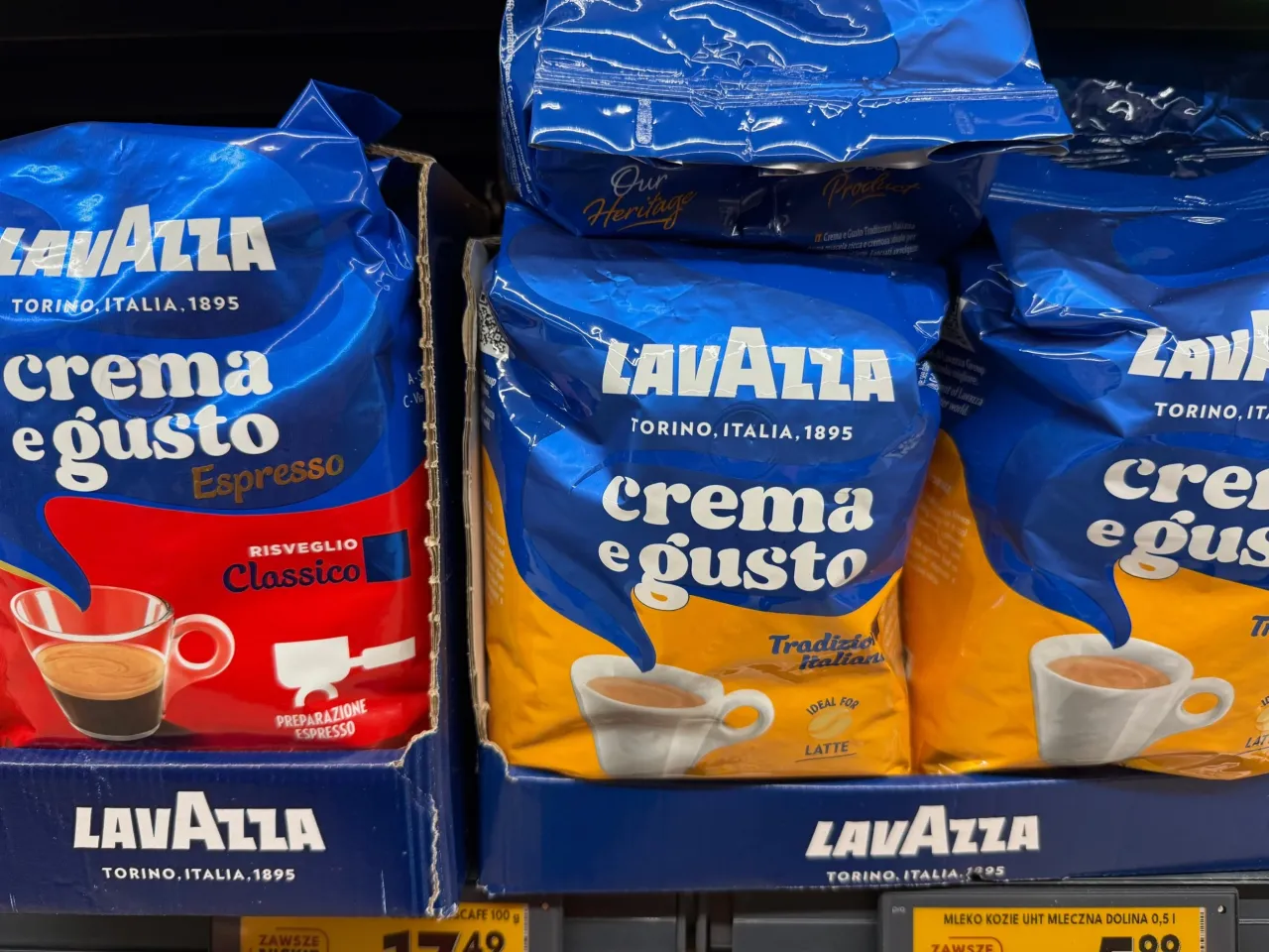 Różne opakowania kaw ziarnistych z Biedronki