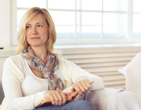 kobieta w średnim wieku, zamyślona, menopauza