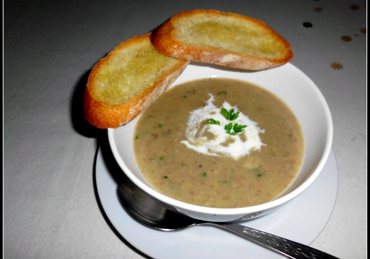 Zupa krem z pieczarek z grzankami