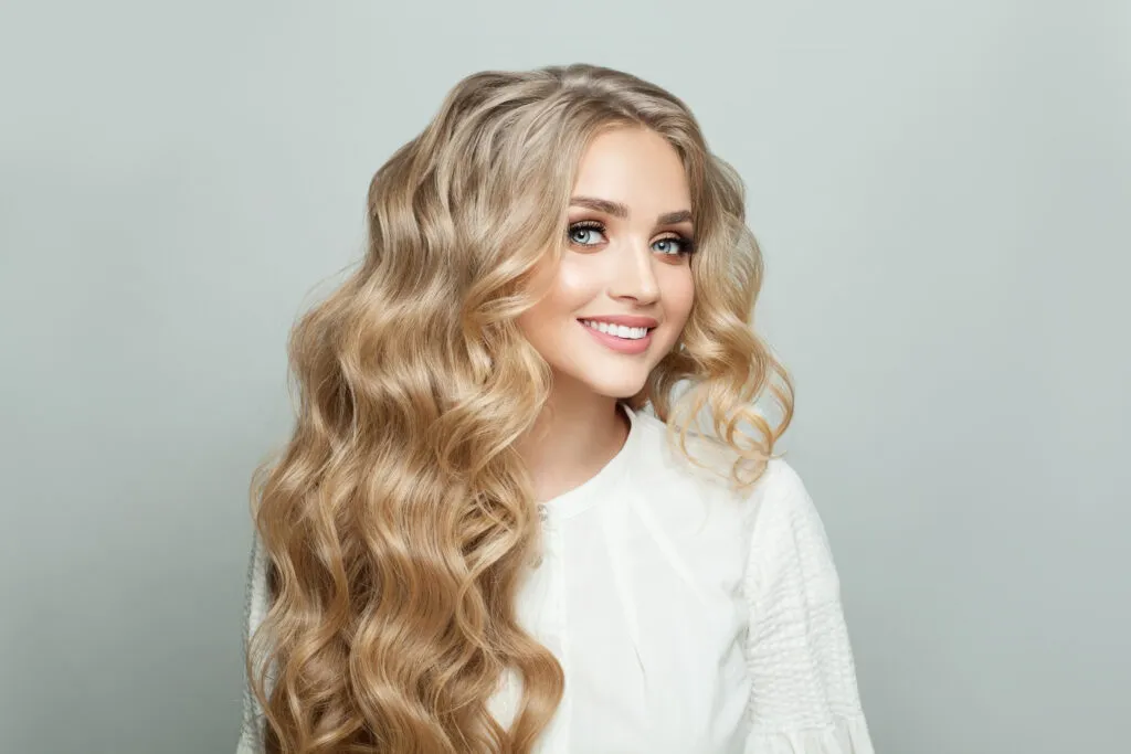 kobieta z jasną cerą różne kolory włosów