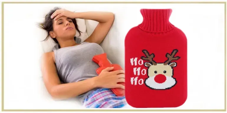 kobieta z termoforem na brzuchu podczas miesiączki