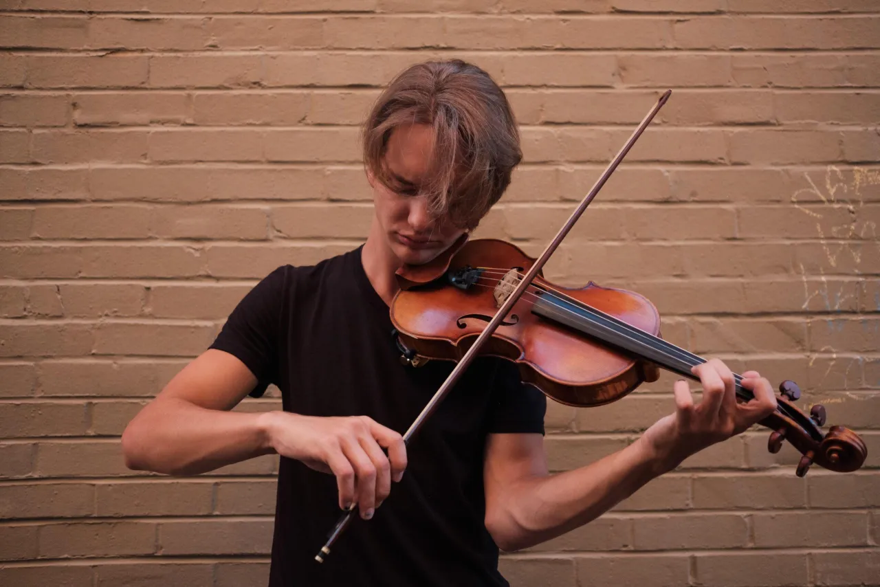 uczeń grający na skrzypcach