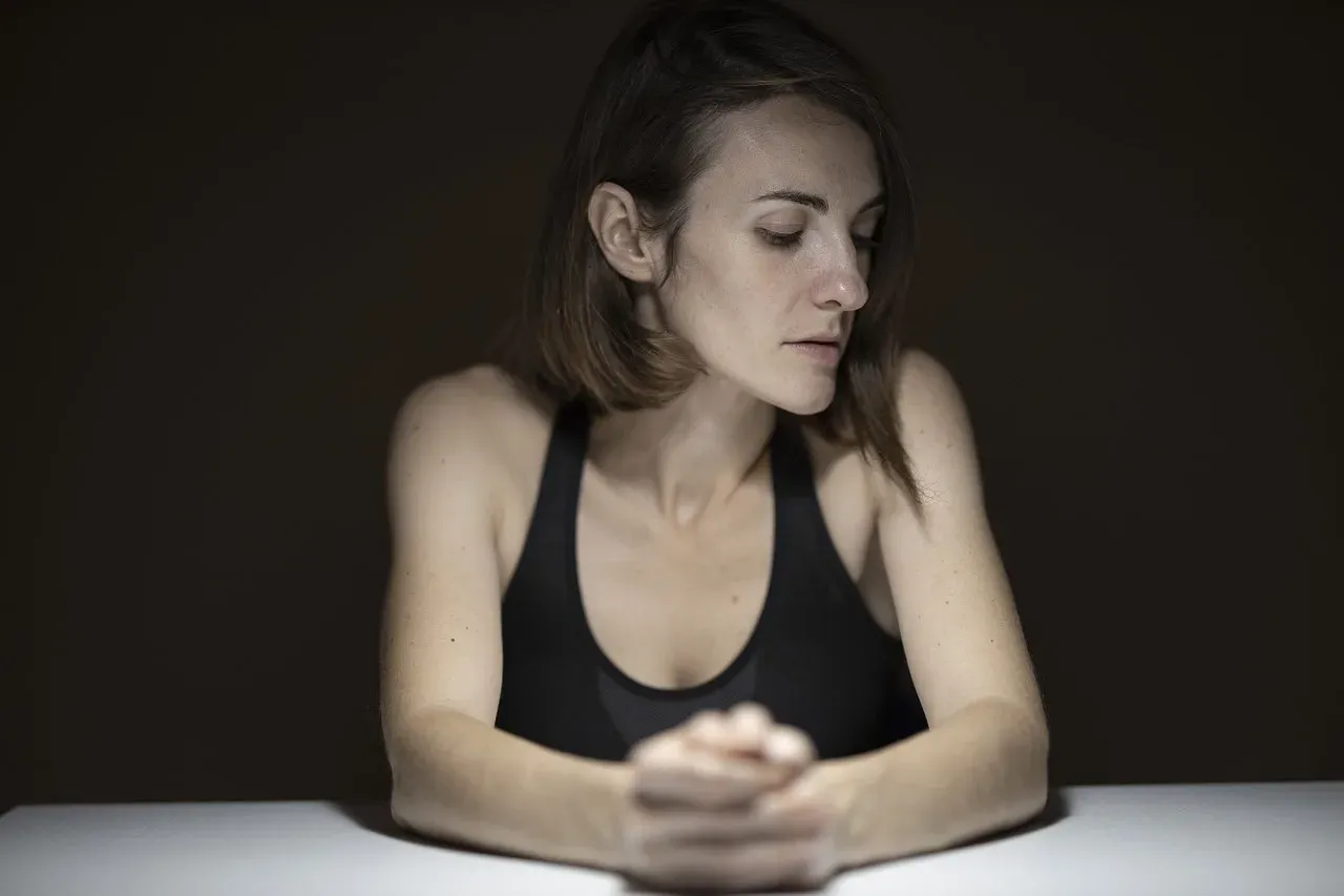 kobieta medytująca, spokój, budowanie samooceny, terapia psychologiczna