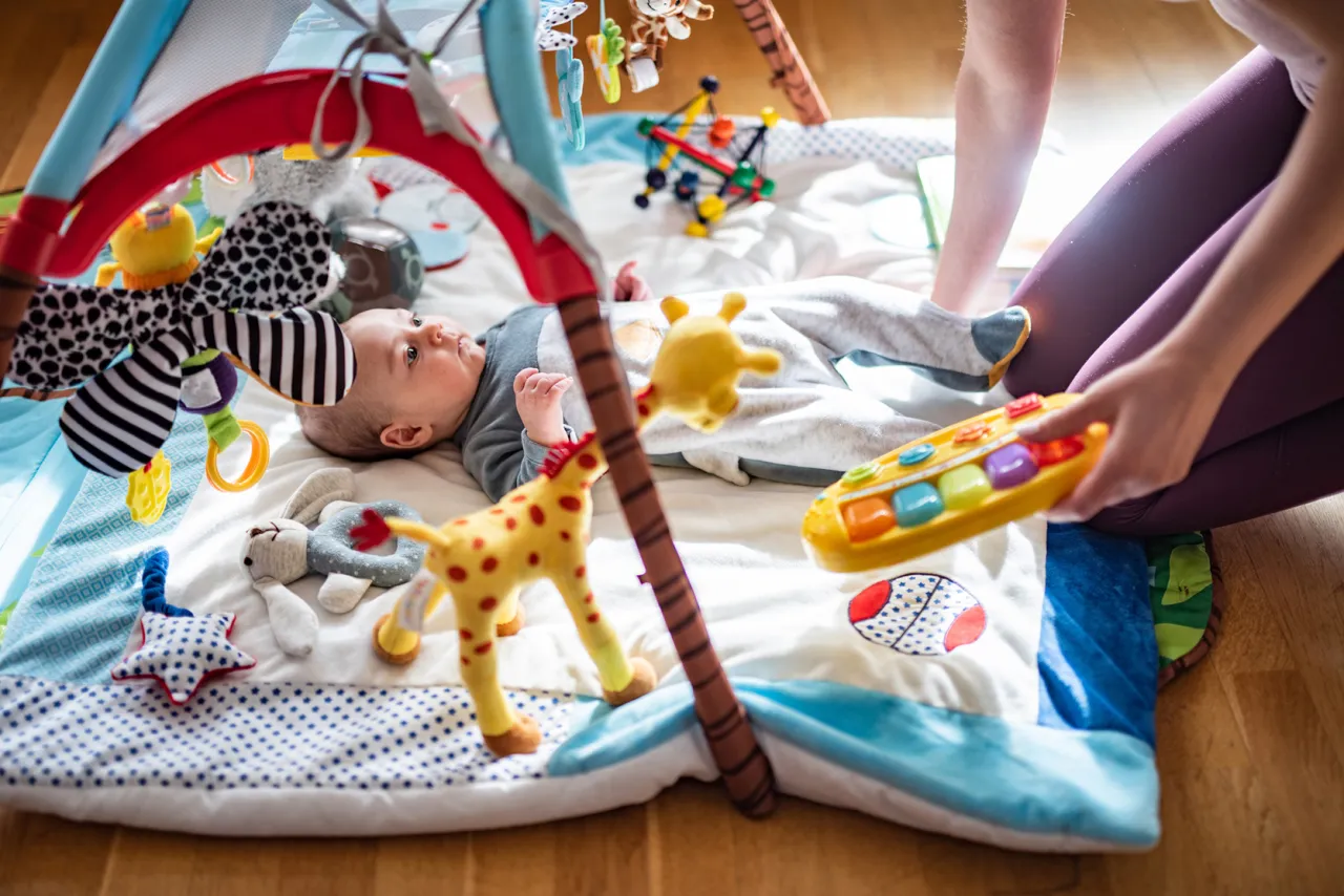 dziecko bawi się na macie sensorycznej