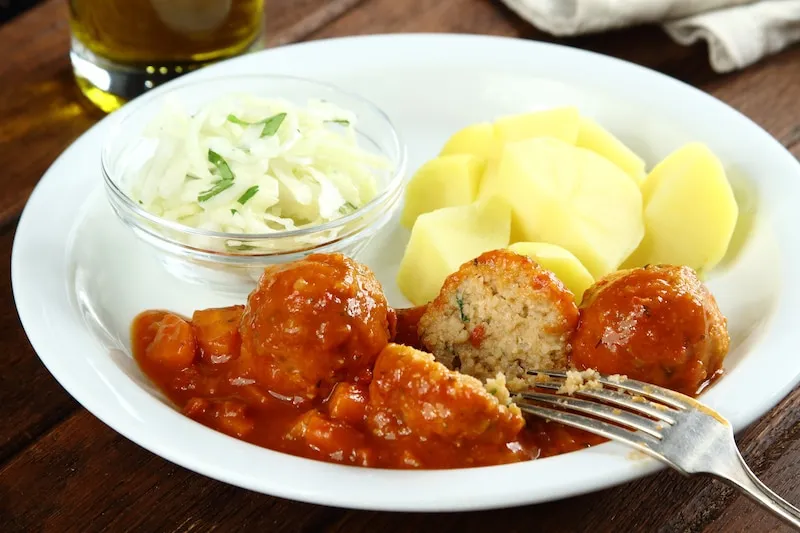 surówki do pulpetów w sosie pomidorowym, różnorodne surówki