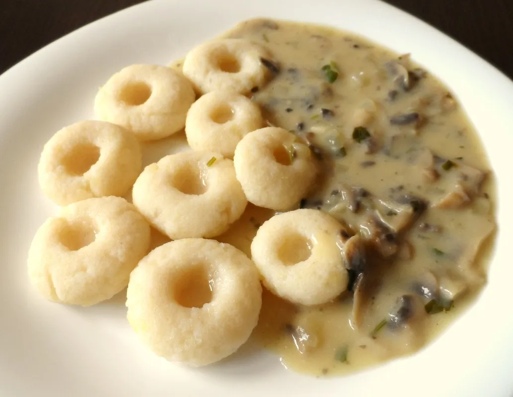 Sos pieczarkowy z kluskami śląskimi