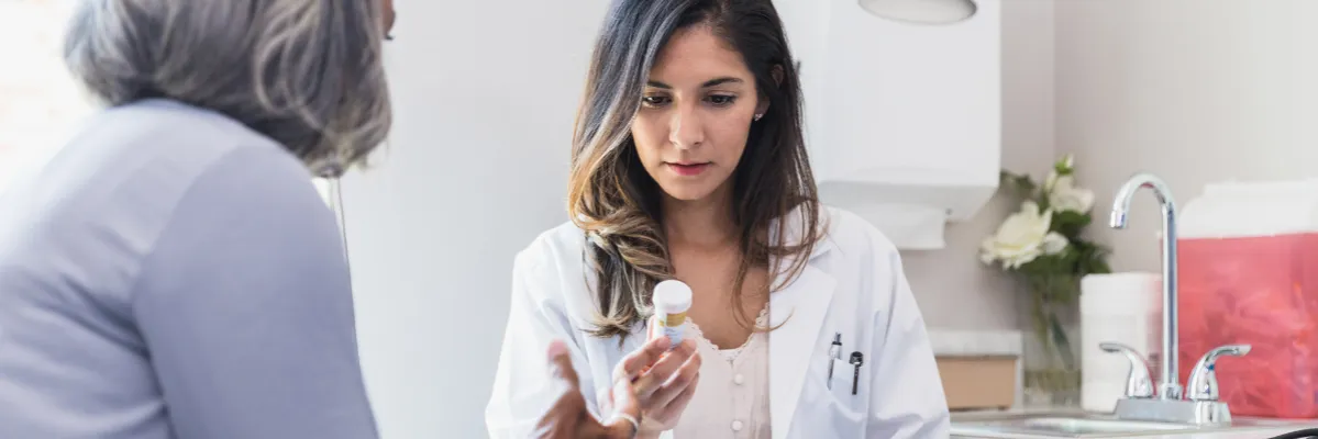 Osoba rozmawiająca z lekarzem o skutkach ubocznych leków