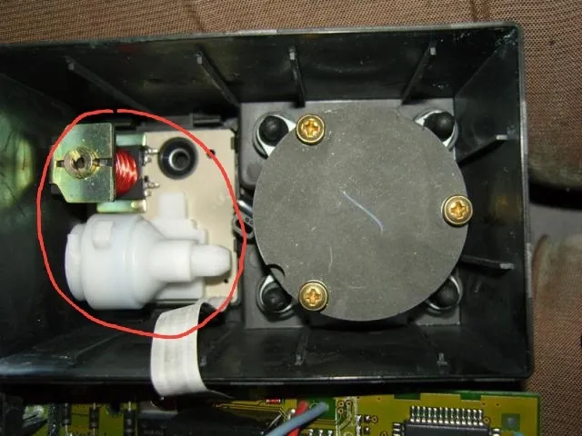 Lokalizacja pompki centralnego zamka Audi A4 B5 bagażnik