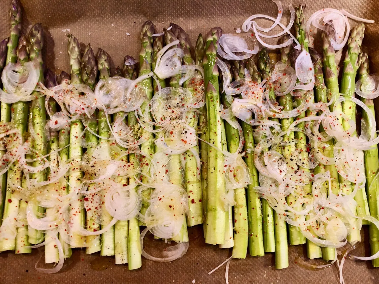 Grüner Spargel mit klassischen Gewürzen