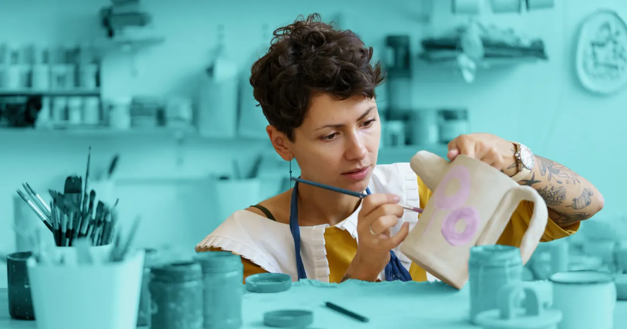 Osoba pracująca w skupieniu, samotne hobby, zarządzanie czasem