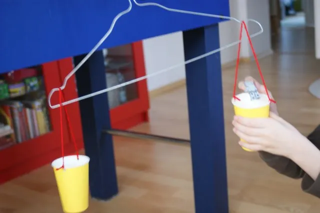 wieszak waga diy, domowa waga walizki