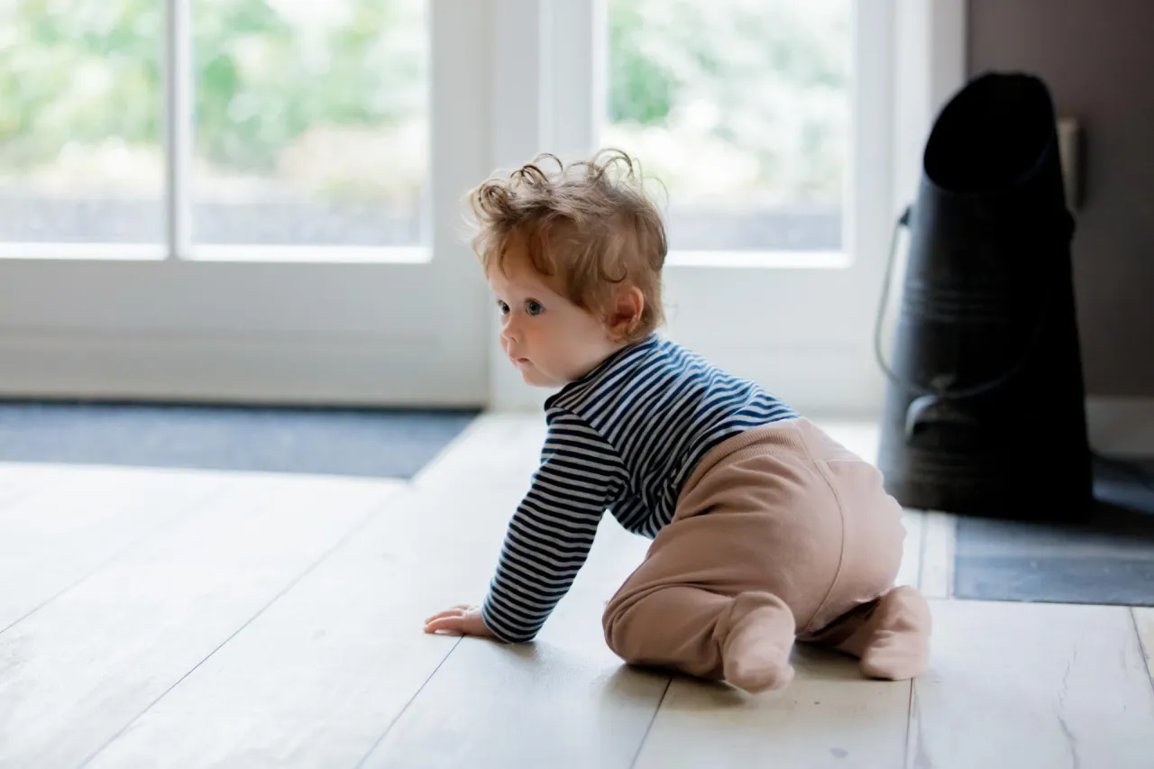 Aktywne dziecko raczkujące lub wstające